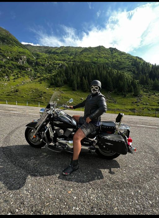 Vând motocicletă Suzuki Intruder, an fabricație 2005, motor puternic de 1500 cc,impecabila!