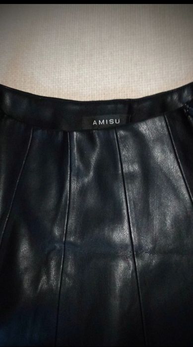 Fustă scurtă din piele ecologică Amisu – Neagră – Model în cloș