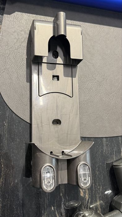 Продавам прахосмукачка Dyson V6