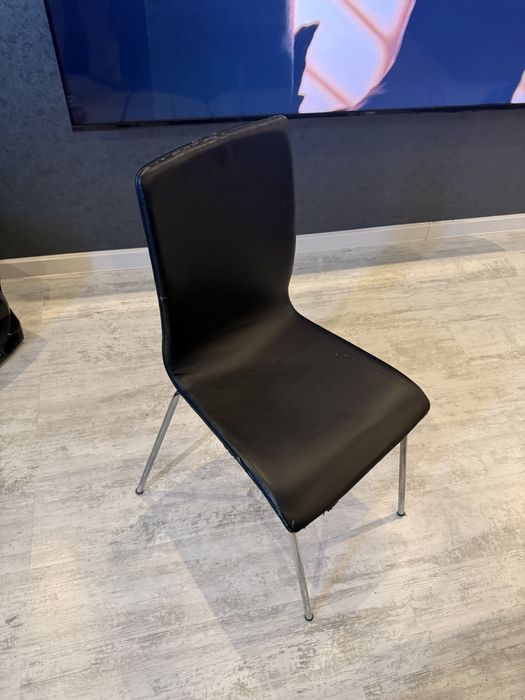 Продам 4 стула + 4 чехла к ним.