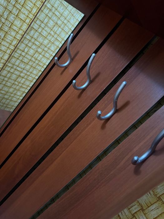 Шкаф прихожка с вешалками