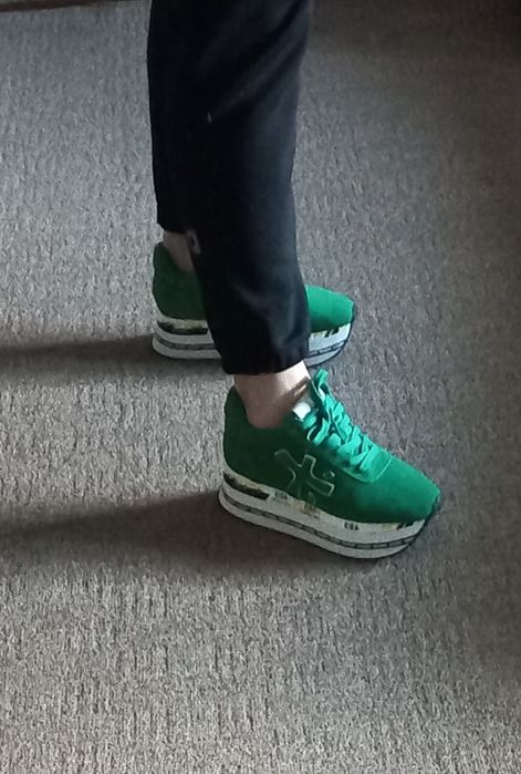 Продам новые кроссовки