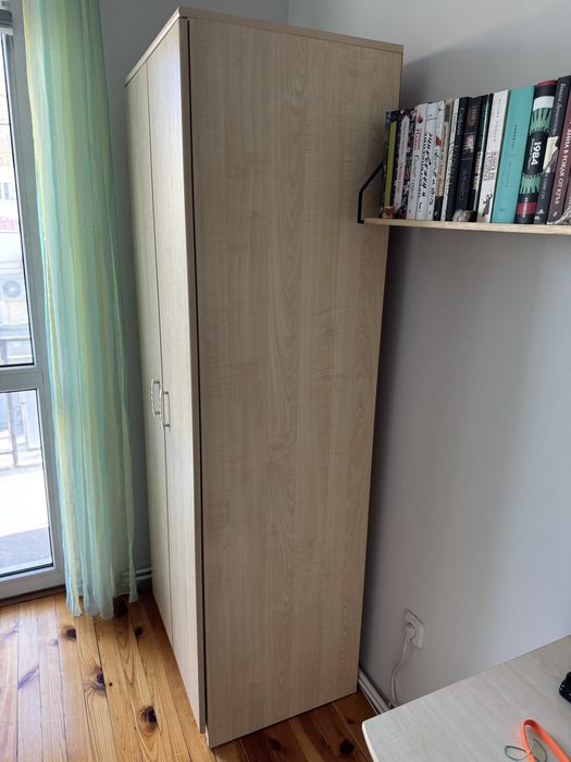 Двукрилен гардероб в светъл цвят като нов.