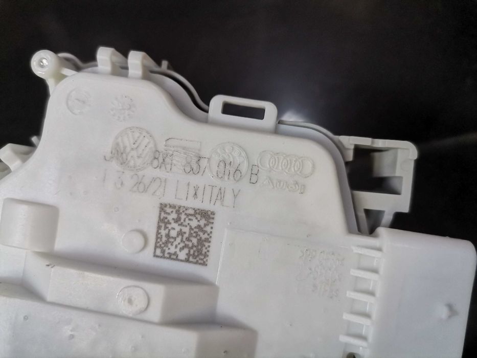 Дясна Брава 8X1837016B Audi A1 A3 A4 A5 Q2 Q5 R8 TT e-Tron RS3 RS4 RS5