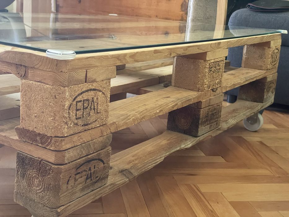 Холна маса от палета със стъкло