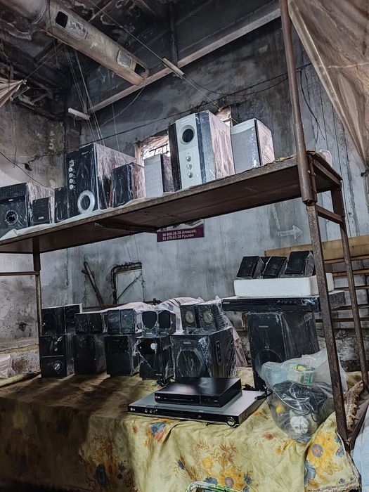 Продаётся калонки  видеомагнитофоны разные вещи