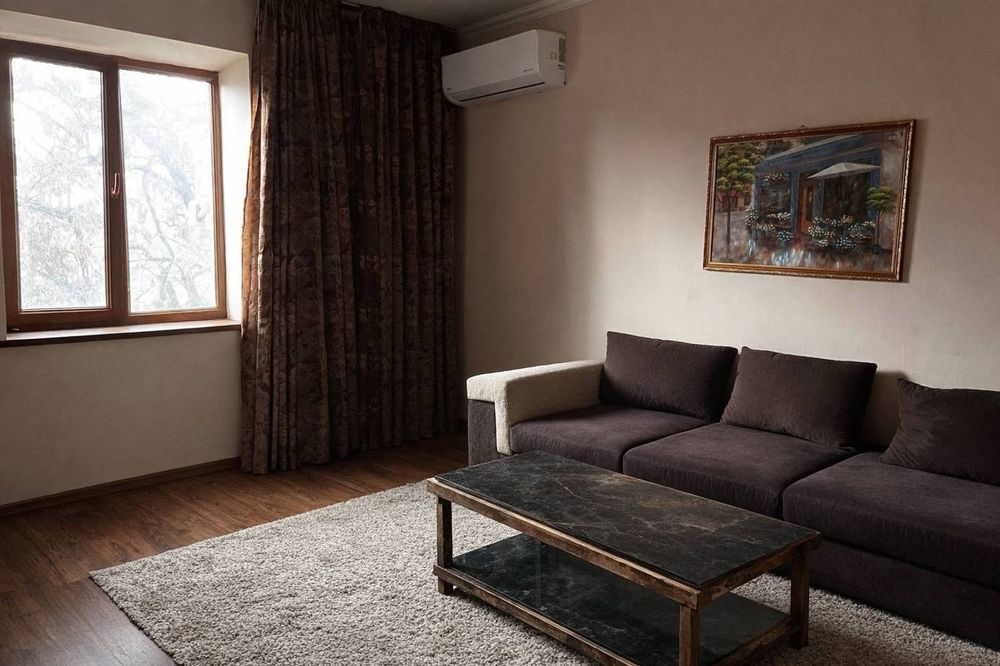 Продаётся 2х ком Высокопотолочка Чиланзар 1.   2/4/4