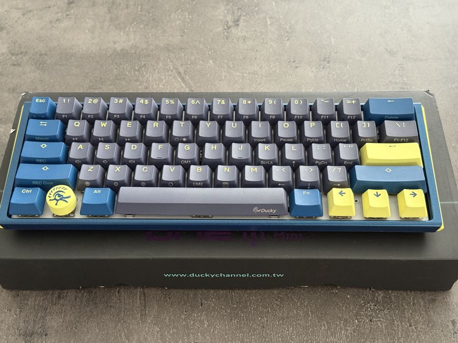 Vând tastatură mecanică de gaming Ducky One 3 Daybreak