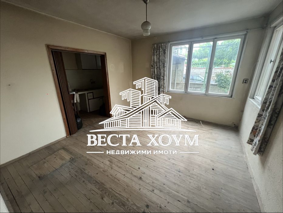Двуетажна къща в гр. Крън