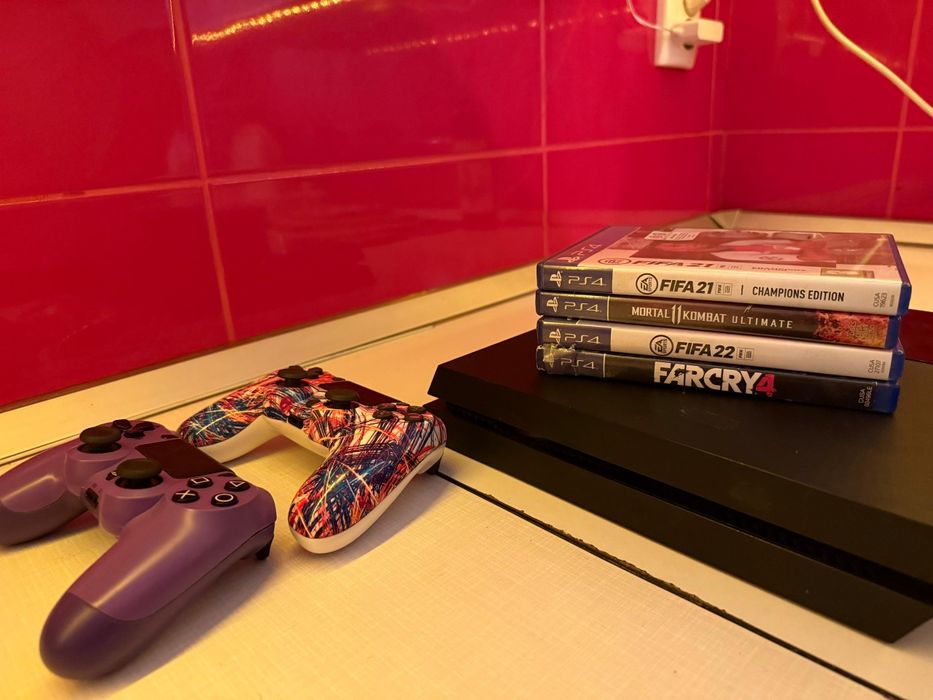 PS4 + doua manete + 4 jocuri