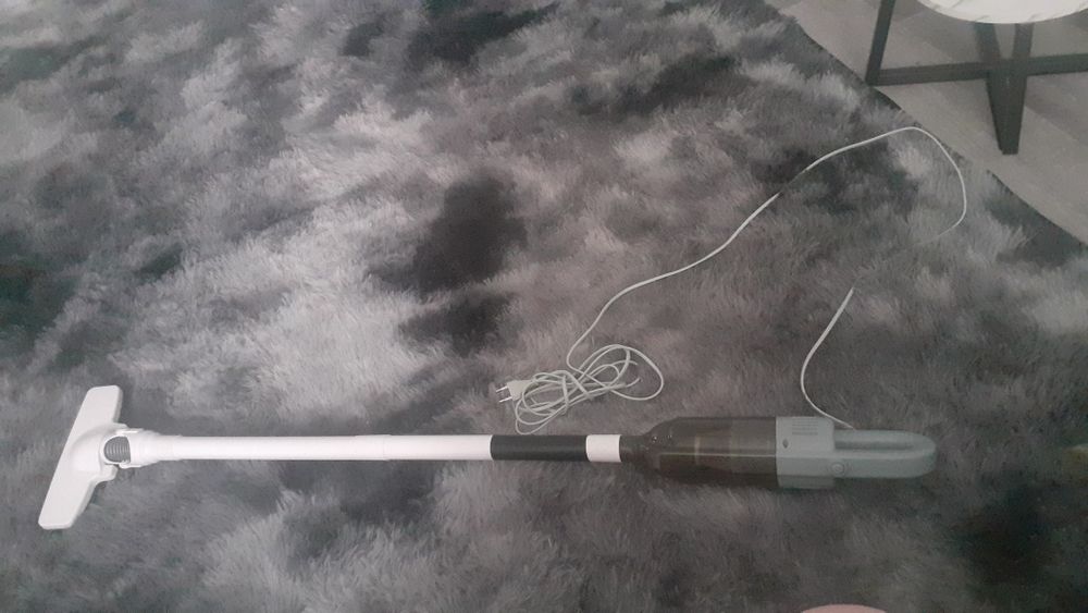 Продаётся небольшой пылесос.