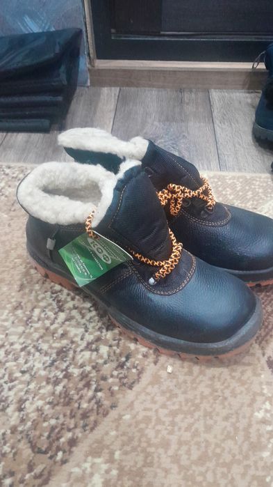 Продам спецобувь рабочие ботинки зимние 42 размер