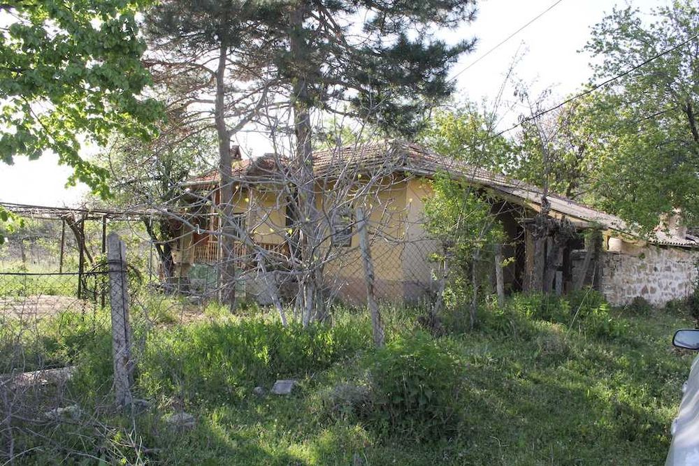 Самостоятелна къща с голям двор в с. Горица