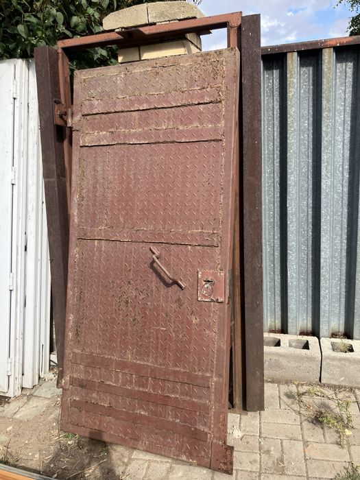 Металическая дверь