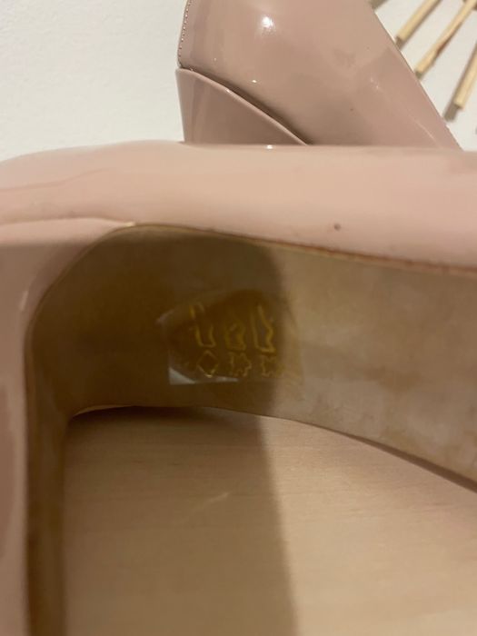 Vând pantofi piele lăcuită crem mărime 36 noi