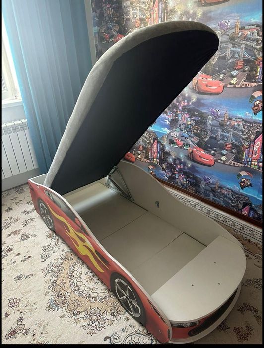 Детская кровать машина