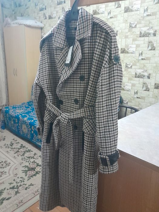 Продам пальто демисезонная.