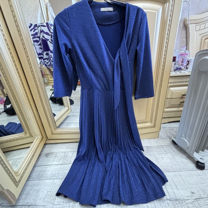 Платье синее,метариал с блеском,одевалось пару раз,рашмер S ,Xs,M