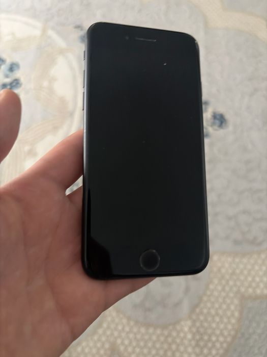 Продам Iphone SE 2020