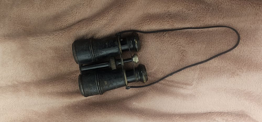 Binoclu vintage de tip opera glass.