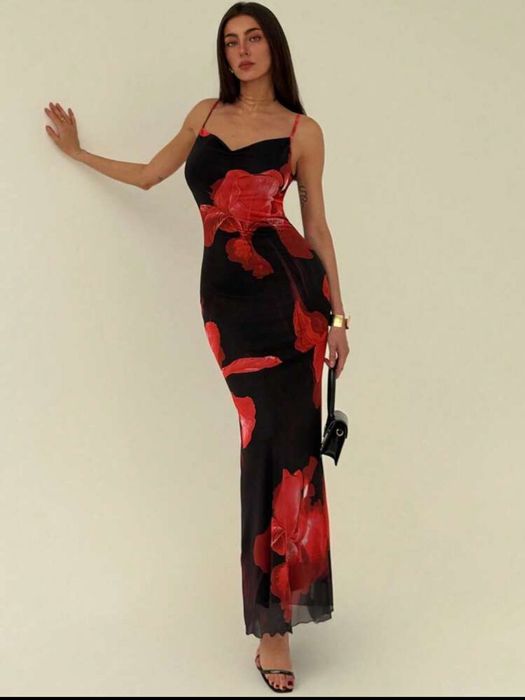 Дамска черна рокля с червени цветя