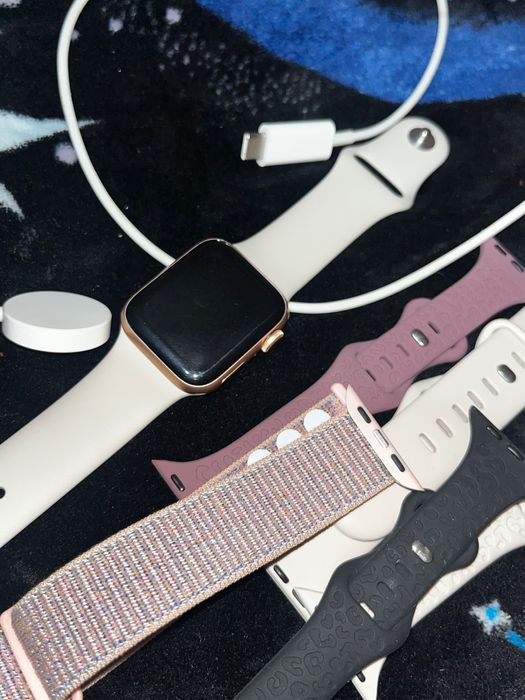 Продавам Apple Watch SE