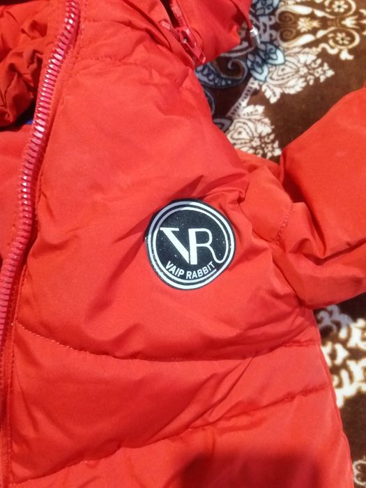 Продам детскую куртку на девочку рост 140