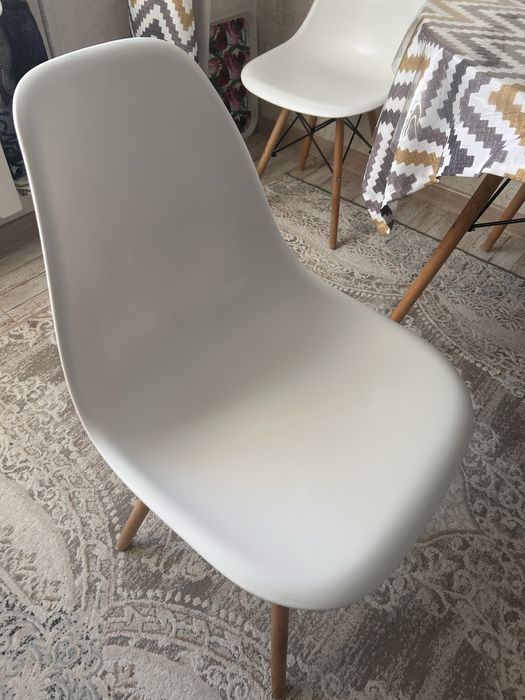 Продам стулья белые