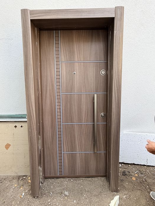 Vand 2 usi metalice de apartament