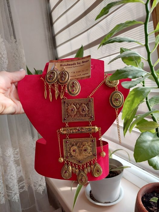 Қазақи Алқа, сырға қолда бар