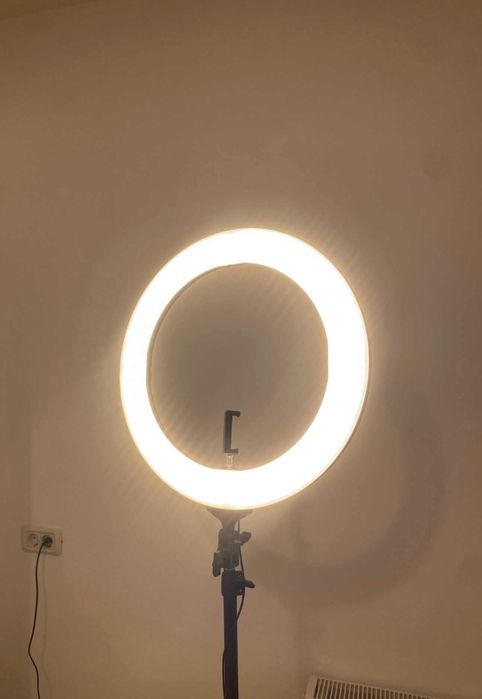 Trepied cu lampa si suport pentru telefon