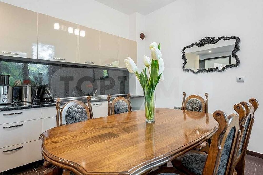 Дава се под наем Тристаен апартамент в Варна, Център - 110 кв.м за 897.6 € - Снимка #2