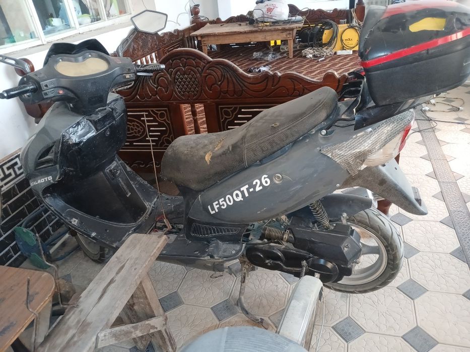 Skuter kulrang qora rangda kelishamiz