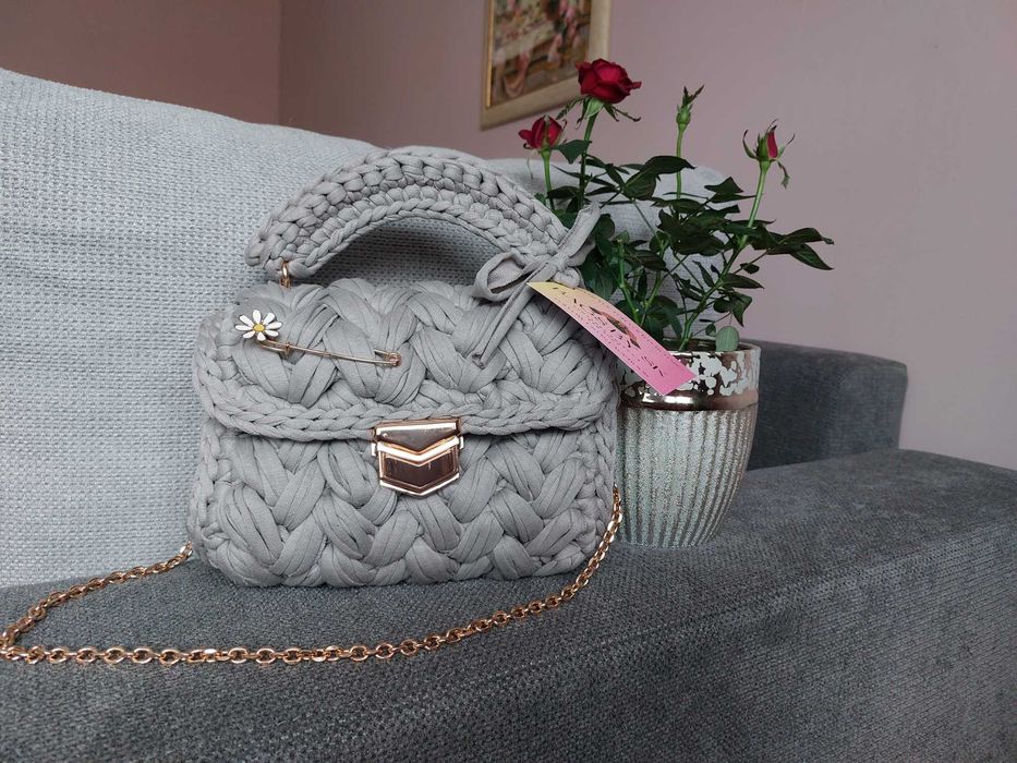 Сива плетена чанта макарон