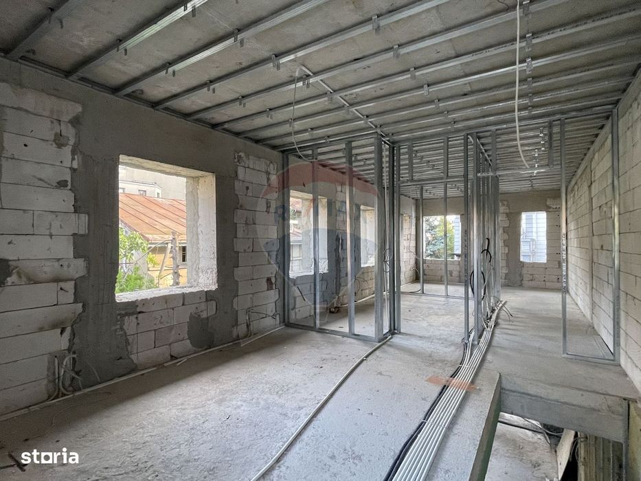 Vila in curs de renovare, teren 370mp, retras | adiacent Polona
