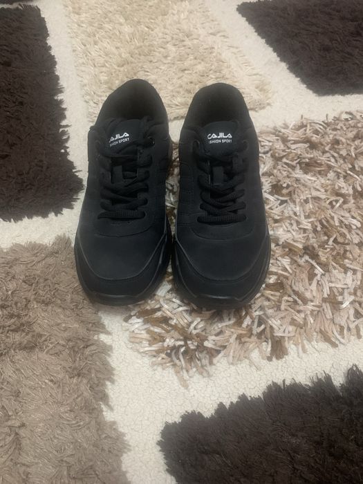 Кроссовки спортивные