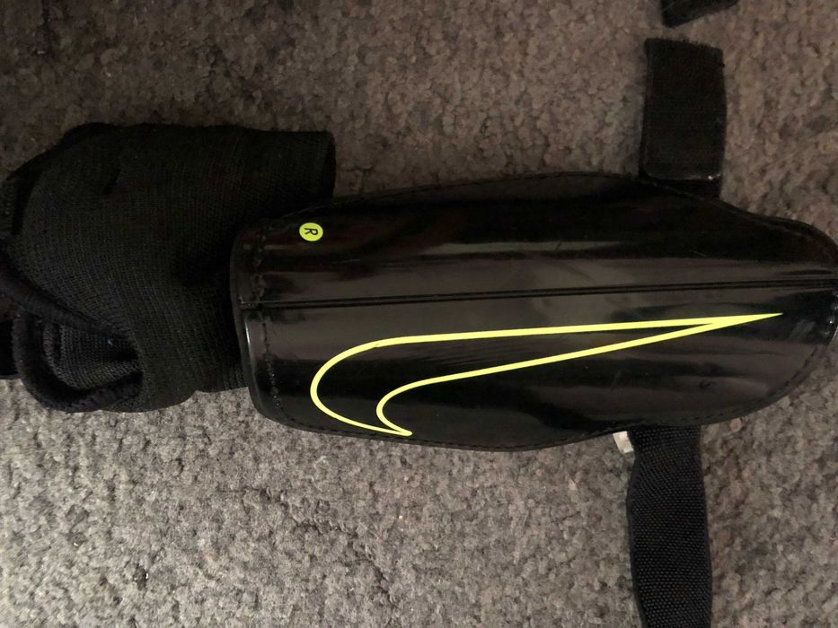 Футболни кори с предпазители за глезените NIKE (Използвани/Здрави)!