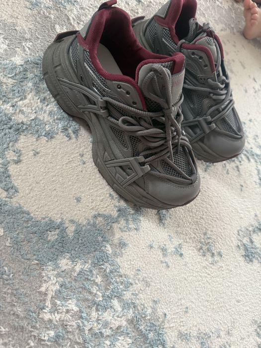 Кроссовеи спортивные