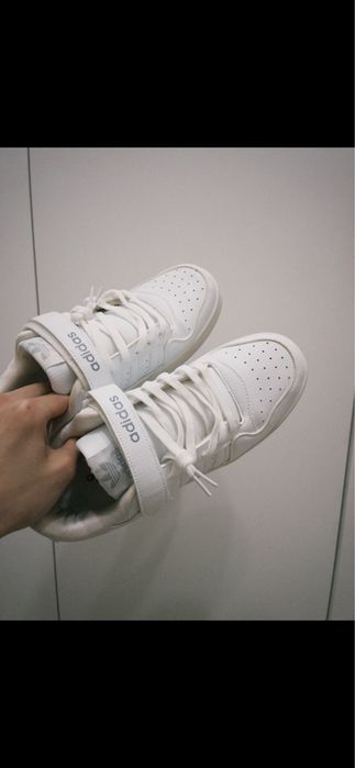 Новые белые Адидас кроссовки