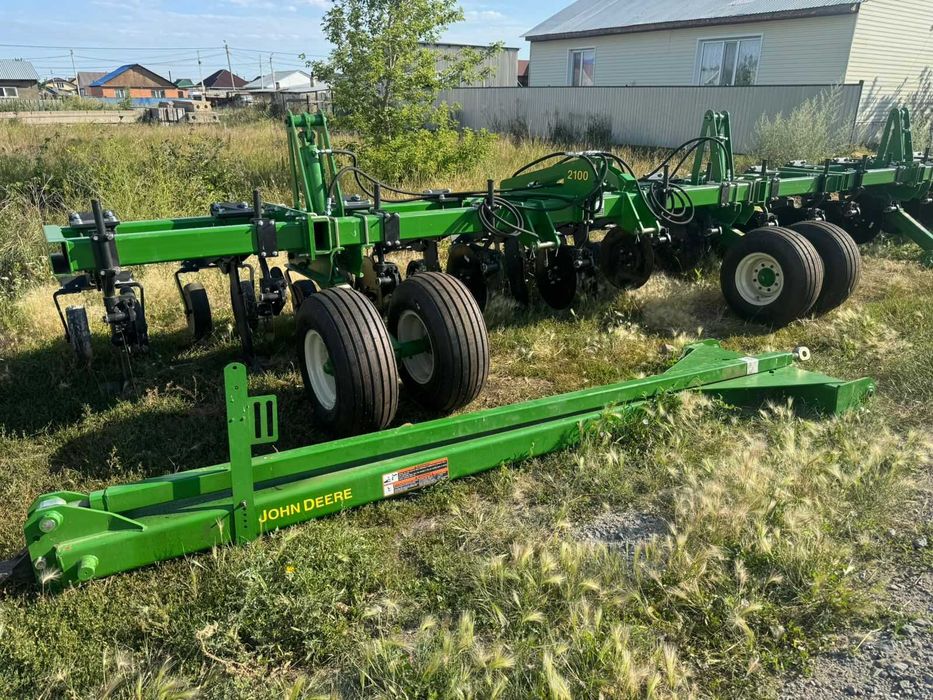 Глубокорыхлитель-щелеватель John Deere 2100