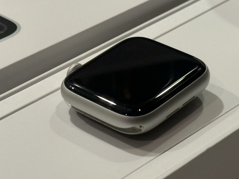 Apple Watch S5 44mm Silver (бял) - Перфектен!
