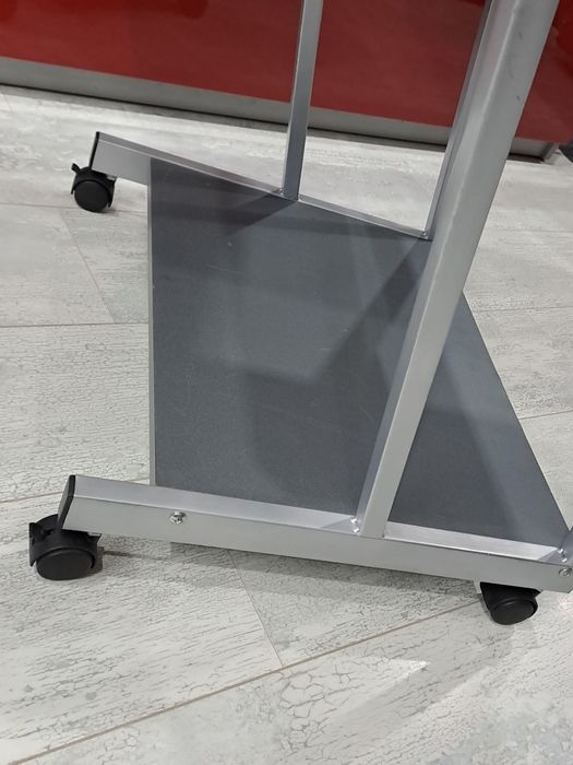 Компютърно бюро/маса/ с колела и изтеглящ се плот