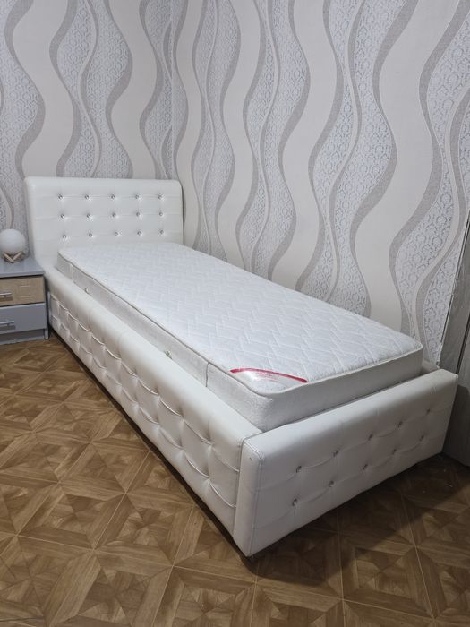 Кровать с матрасом