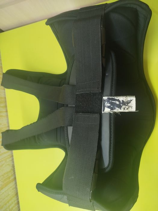 Протектор (защитка для тело)