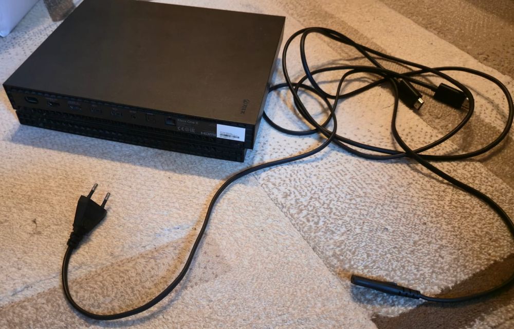 Xbox One X 1TB + Controller + 25 Jocuri fizice (Se pot vinde separat)