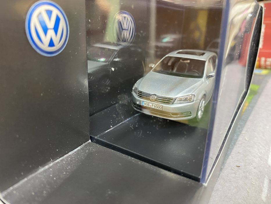 VOLKSWAGEN  PASSAT machetă auto scara 1:43 (11cm) Dealer Edition