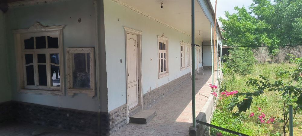 Katta hovli srochni sotiladi