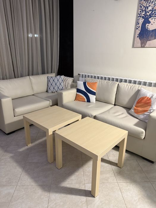 Две малки квадратни маси от дърво