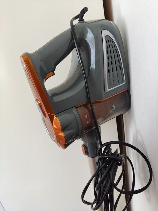 Aspirator vertical Emerio cu fir