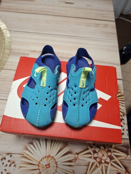 Vand sandale baieti marca Nike marimea 22